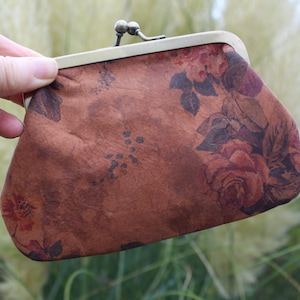 Kiss Clip florale Ledergeldbörse mit Kartenräumen, Geldbörse mit Innendetail, Floral bedrucktes Leder, Kiss Clip Vintage Style Geldbörse, Miranda