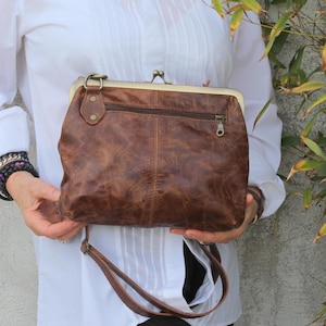 Bolso de cuerpo cruzado con clip superior, bolso con cierre de beso de cuero desgastado marrón, bolso con clip de beso de cuero marrón, bolso retro chic con cremallera frontal ykk, Layla