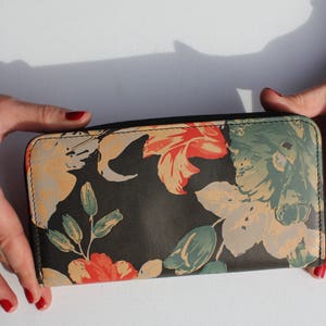 Zip surround cuero floral español, Cartera grande, Espacios internos de 8 tarjetas, Espacios para notas, Cartera estilo clutch, Cartera formal para eventos, Monedero