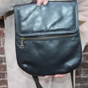 Handytasche schwarz, Leder Handytasche, Handy und Schlüssel Handtasche, Cross Body schwarz, Virginia Tasche, Fronttasche mit Reißverschluss für Schlüssel, Licht
