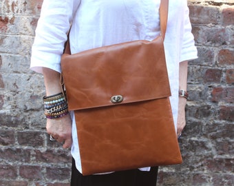 Tan messenger bag, Twister closing, Back pocket, front pocket, Long adjustable strap, Laptop bag leather, YKK zips, Brass twister closing