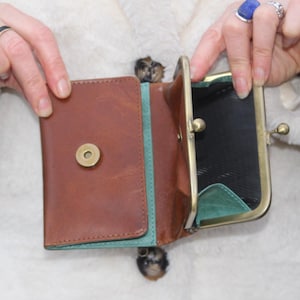 Carteira bege e turquesa, carteira Kiss lock, pequena Evanna, carteira de couro, bolsa Kiss clip, bolsa Clip, armação de fecho, cores em dois tons, tripla