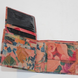 Cartera Alberta en estampado floral rosa y azul claro en estilo vintage unisex hecho a mano en cuero genuino