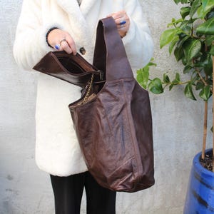 Bolso de mano de cuero con monedero, bolso de hombro con forma de U y monedero adjunto, bolso con cadena adjunta, espacioso bolso hippie de los años 70, marrón oscuro, bolso de playa
