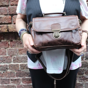 Schulranzen Mini-Push-Verschluss, Funky, Multi Pocket, mittelgroße Tasche, braune Ledertasche mit Griff, Crossbody-Geldbeutel mit mehreren Fächern, Top Griff, langer Riemen