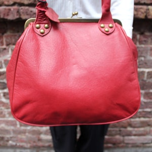 Red Leather Kiss Lock Shoulder Bag: Vintage Style Clip Frame Handbag
