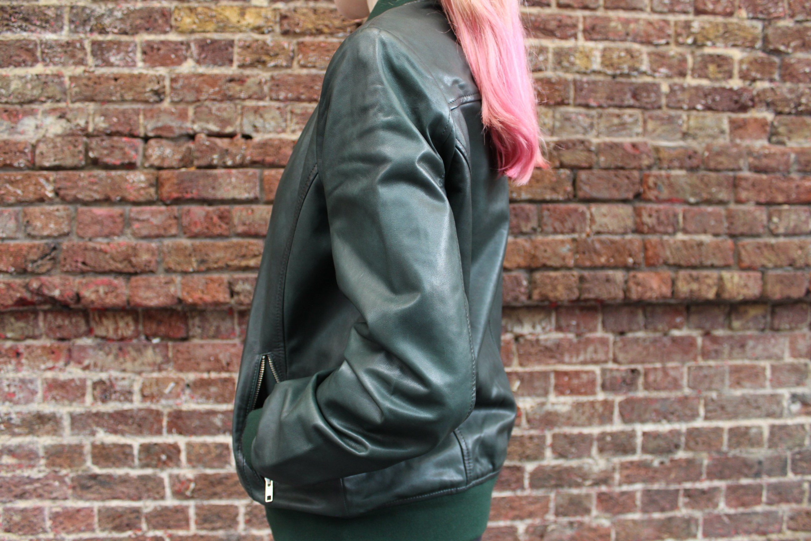 ダークグリーンのレザーボンバージャケット：50年代風ソフトレザー