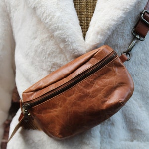 Bauchtasche mini, Handytasche aus echtem Leder, Kartenfächer im Inneren, Fanny Bag aus echtem Leder, Verstellbare Hüfttasche, Gürteltasche, Kleine Gürteltasche, Sweetpea