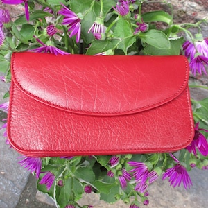 Carteira alemã, Couro vermelho, Muitos compartimentos, Carteira fina, mas espaçosa, Pode dobrar como bolsa pequena, Couro macio, Cartões na parte de trás, Área para moedas