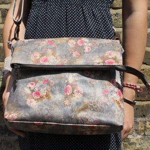 Mini Amélie Floral 21 Cuir Gris Pliant Messenger Bag | Petit sac à élingu avec | de design imprimé Sac de fleurs gris fait à la main