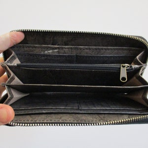 VEGAN Teak Leaf Charcoal gris Charcarbon, Wallet Zip Surround Multi compartimento, Ranuras internas para tarjetas y cremalleras, Cartera ecológica hecha a mano, Sostenible