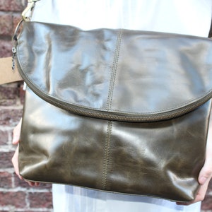 Große Dublin Reißverschlusstasche, Olivgrünes Leder mit Mehrfach und verstellbarem Riemen, Klappe über große Tasche, Foldover Oversize Cross Body Bag