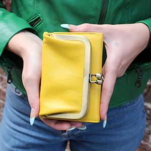 Cartera con clip de cuero amarillo, cartera pequeña con marco de broche, cartera triple con clip de beso, ranuras para tarjetas, billetes y monedas