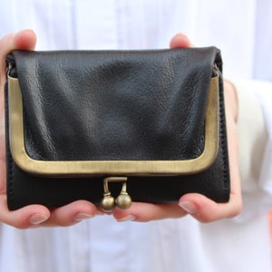 Cartera pequeña de cuero negro con clip de beso 'Evanna' con bolsillo trasero para monedas, compartimento para billetes, bolso triple, triple, cierre de beso, cierre de bola