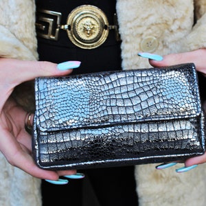 Monedero de bolsa espaciosa Francesca en cuero plata Croc glitter