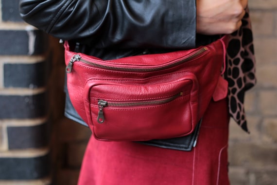 What is this weird trend of wearing a fanny pack around the chest? It is  very weird to me. Why not just wear a crossbody bag? : r/handbags
