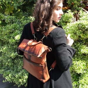 Zaino Amelie Convertibile, Multiway, Borsa a Tracolla, Bicolore, Pelle Marrone e Marrone, Laterale, Zip, Tasche interne, Maniglia, Tasca posteriore,