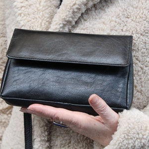 Schwarze Leder Handytasche, Handytasche, Handytasche, Mini Umhängetasche, Francesca kleine Minitasche aus Leder, langer Riemen abnehmbar