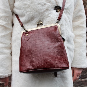Kleine Top-Clip-Handtasche, langer Riemen, verstellbare Schulter-Crossbody, Innentaschen, Messing-Hardware, Kiss-Clip-Geldbörse, Cherry Burgundy Boston