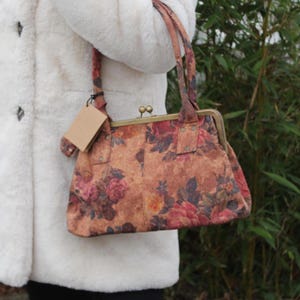 Monedero de corcho estampado con cierre de beso para el hombro, bolso de mano con clip superior con estampado floral, marco de clip para bolso de hombro, forro impermeable, corcho estampado de flores Doris