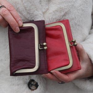 Monedero pequeño con clip para besos en color coral rojo naranja, Monedero de piel auténtica con cierre de tres pliegues, Monedero para billetes, tarjetas y monedas, Color glamuroso, Evanna