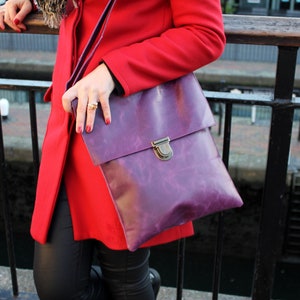 Umhängetasche lila, Pushlock-Verschluss, langer verstellbarer Riemen, doppelter Reißverschluss vorne und hinten, Internes Reißverschlussfach, Crossbody