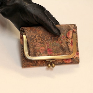 Pequeño bronceado floral impreso N21 soft cuero Kissclip Frame Wallet con monedas bolsillo trasero