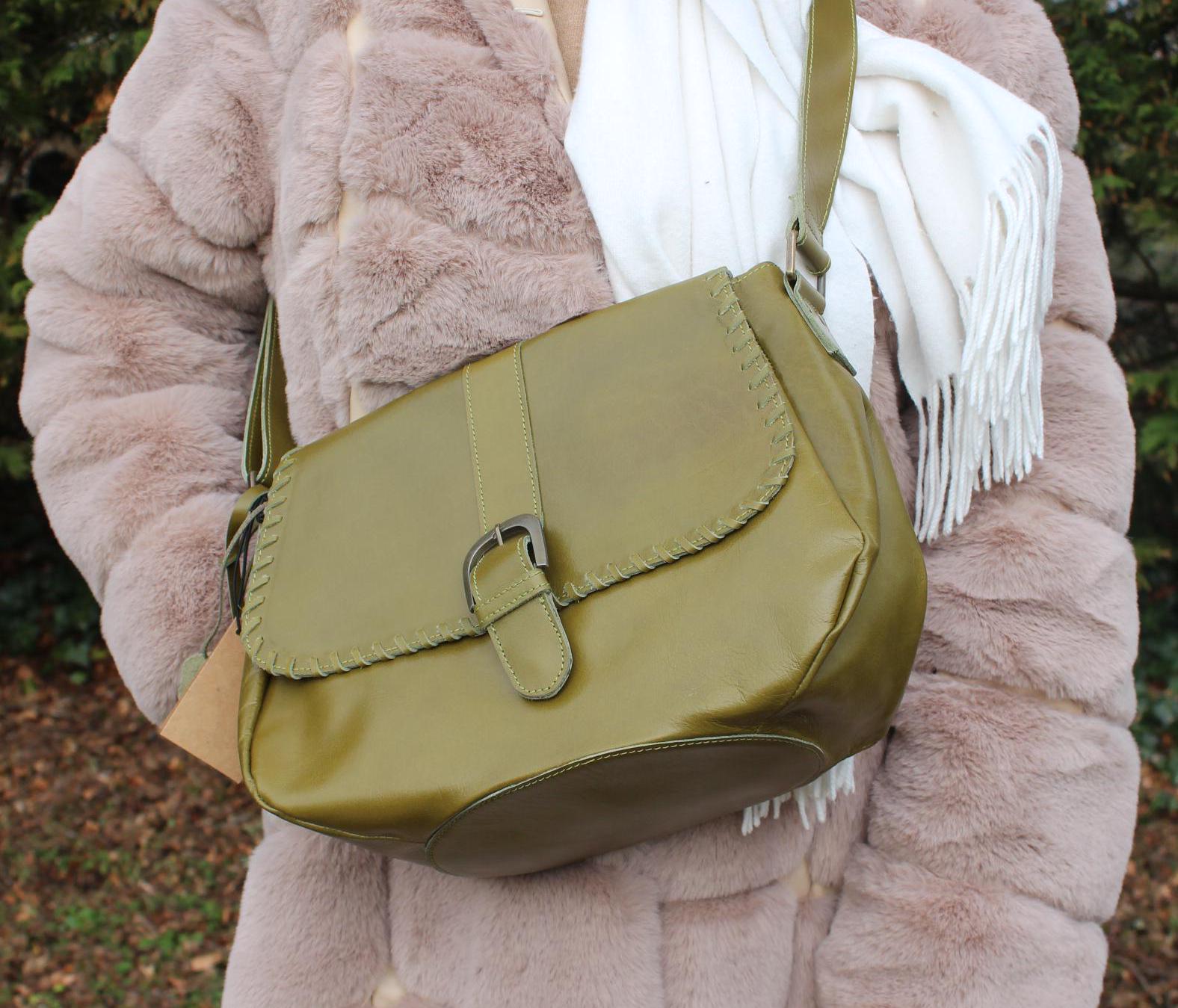 オリーブグリーンのレザークロスボディバッグ：70年代のレトロヒッピー