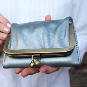 Cartera con clip de cuero plateado metalizado, Cartera con broche, Cartera con tres pliegues para billetes, monedas y tarjetas, Área para billetes, Monedero, Monedero plateado claro con clip de beso