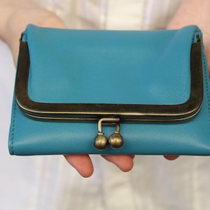 Kleine Clip-Brieftasche, Evanna, Cyan-blaues Leder, Dreifachgefaltetes Kiss-Verschluss, Clip-Verschluss, Münzräume, Messing-Hardware, Kiss-Clip, Rahmengeldbörse, Notizen