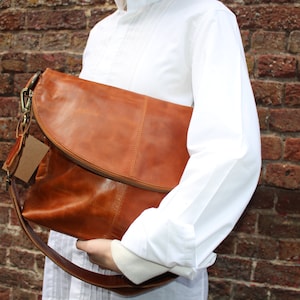 Große Reißverschlusstasche aus hellbraunem Leder, Dublin, übergroße Umhängetasche mit Reißverschluss, verstellbarer Riemen, Slouchy Boho, Laptoptasche, Reißverschluss vorne und hinten, Innen x 3