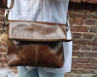Sac messager rabattable en cuir marron effet vieilli : Mini Amelie