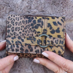 Cartera pequeña de tres pliegues con estampado de leopardo, cartera compacta y bonita de piel auténtica, combina con nuestros bolsos, cartera pequeña y espaciosa de tres pliegues, cartera con anilla.