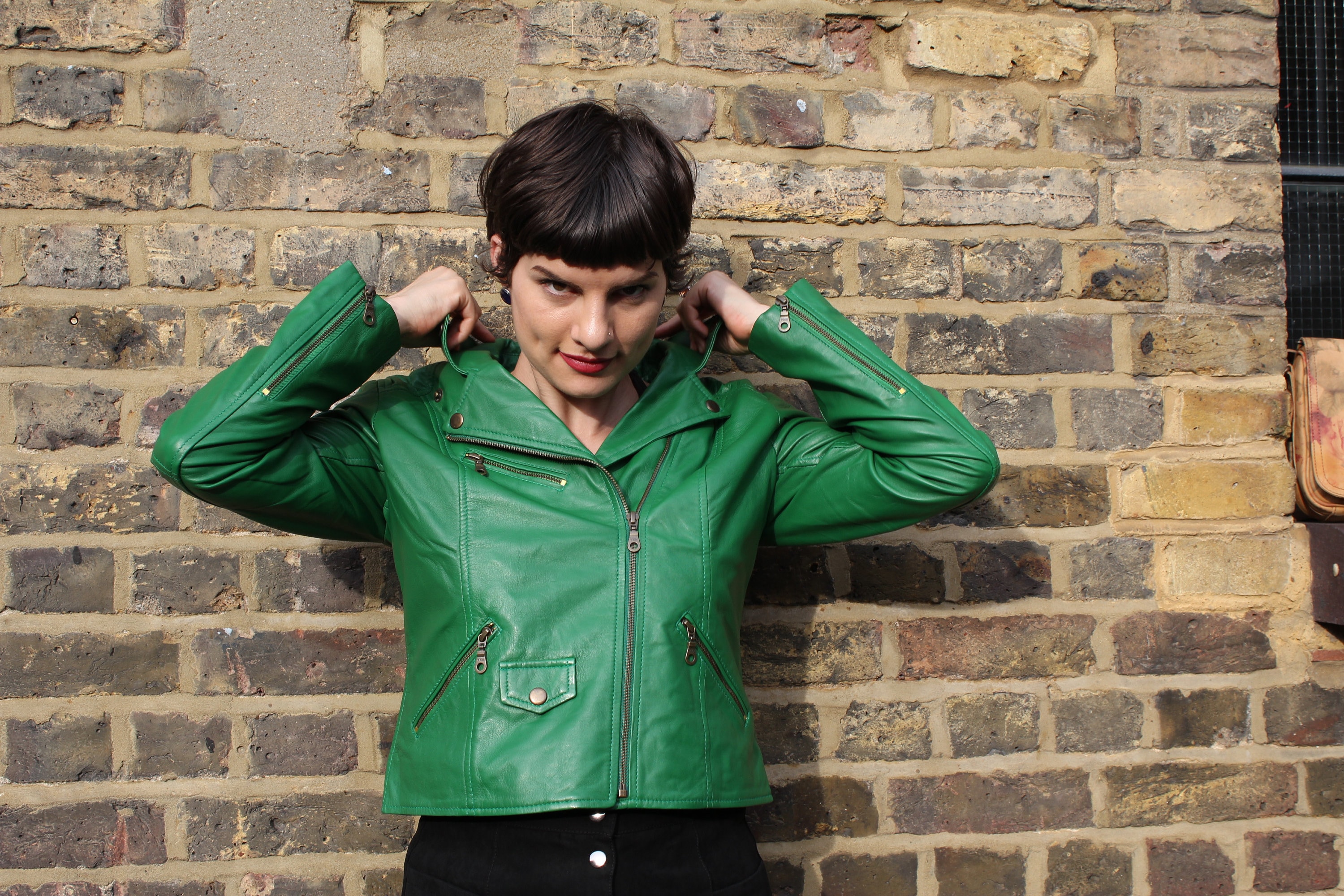 LEATHER Design エメラルドグリーン レザージャケット エメラルドグリーンのレザーバイカージャケット：ジップ付きバイク