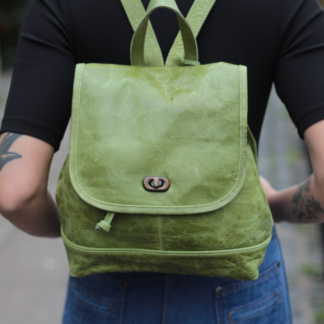 Backpack Apple Green Leather, Barcelona, Twister Closing, Drawstring