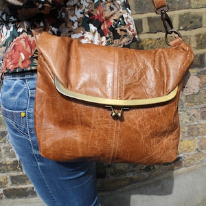 Sac à clip en cuir marron clair, sac à main à fermoir sur le dessus, sac à rabat, Dublin, sac à clip kiss à rabat, accessoires en laiton, poches à l'avant à l'arrière et à l'intérieur