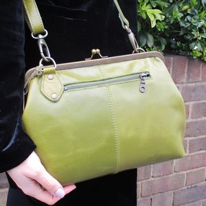 Bolsa Top Clip, bolsa com armação de couro verde, fecho de pressão, Layla Apple Avocado, alça ajustável, clipe de ombro Kiss, zíper frontal, bolsos internos