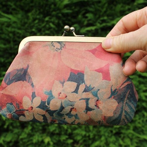 Florale Ledertasche, Große Geldbörse, Blaue und rosa Blumenkombination, Kiss Lock Geldbörse, Florale Spange Geldbörse, französische große Clip Geldbörse, Miranda