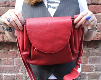 Strung red leather bag, Chantal model, Medium leather bag, Red leather cross body bag, Multi compartment handbag, Middle zip area, Lined