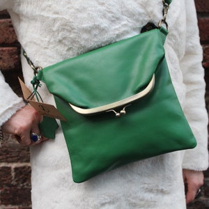Dublin Mini Irish Green, Petit sac à clip en cuir, Sac à main avec rabat à fermoir, Sac à main à bandoulière repliable, Poches arrière + avant, Mousse