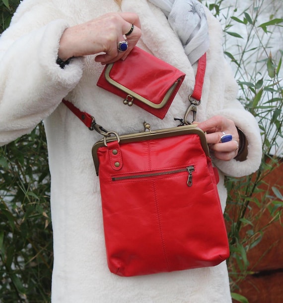 Borsa a tracolla con chiusura a bacio rosso corallo: borsa a