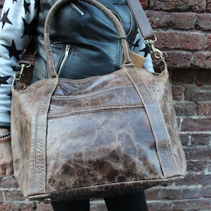 Reisetasche Scrunchy dunkelbraun. Reisetasche mit Reißverschluss, Ledertasche im alten Look, Umhängetasche extra groß Fleetwalk, Distressed Weekender
