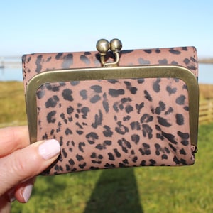 Clip Kuss Lock Brieftasche Geldbörse, Trifold Leopard gedruckte Lederbrieftasche, Notizkarten und Münzen, Geldbörse Brieftasche kombiniert, Reißverschluss hinten, Verschluss Geldbörse Evanna