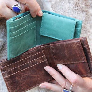 Cartera pequeña marrón con cierre elástico, cartera pequeña grande, cartera de piel desgastada, cartera unisex pequeña de tres pliegues, ranura para fotos, billetes, monedas y tarjetas.