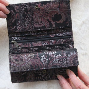 Cartera grande multiespacio abierta, gamuza negra y rosa paisley, cartera multisección paisley impresión, cartera muy elegante, embrague Madamzel