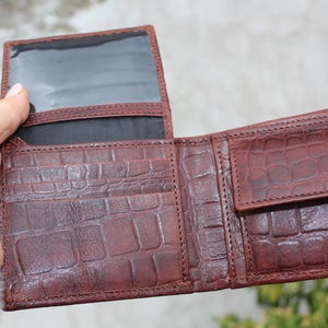 Brieftasche für Herren oder Unisex, Brieftasche im traditionellen Stil, Brieftasche im braunen Krokostil, Brieftasche aus Alberta-Leder, Notizenmünzenkarten, Trifold, geräumig und kompakt