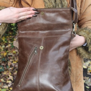 Sac besace marron, bandoulière en cuir lisse marron, bandoulière longue Amélie, sac à bandoulière, poche italienne en biais sur le devant, sac zippé rabattable, fermeture éclair YKK à l'arrière