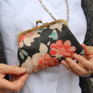 Porte-monnaie à clip, fermoir de porte-monnaie, Miranda, imprimé floral en cuir, Miranda, floral rouge noir et blanc, porte-monnaie à fermoir, porte-monnaie à clip de style vintage