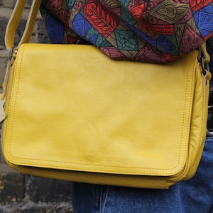 Bolsa organizadora multicompartimento, bolsa mensajera de cuero amarillo, estilo cartero, vibraciones retro y vintage, bolso largo estilo años 70,