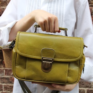 Mini cartera de cuero verde manzana, bolso funky, cierre de bloqueo push, varios compartimentos, bolsillo trasero, asa de agarre, bolsillo lateral, espacios internos